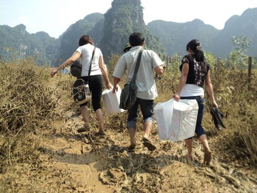 Nhịn bữa trưa, nhóm cứu trợ vẫn mải miết lên đưòng đến với từng hộ dân